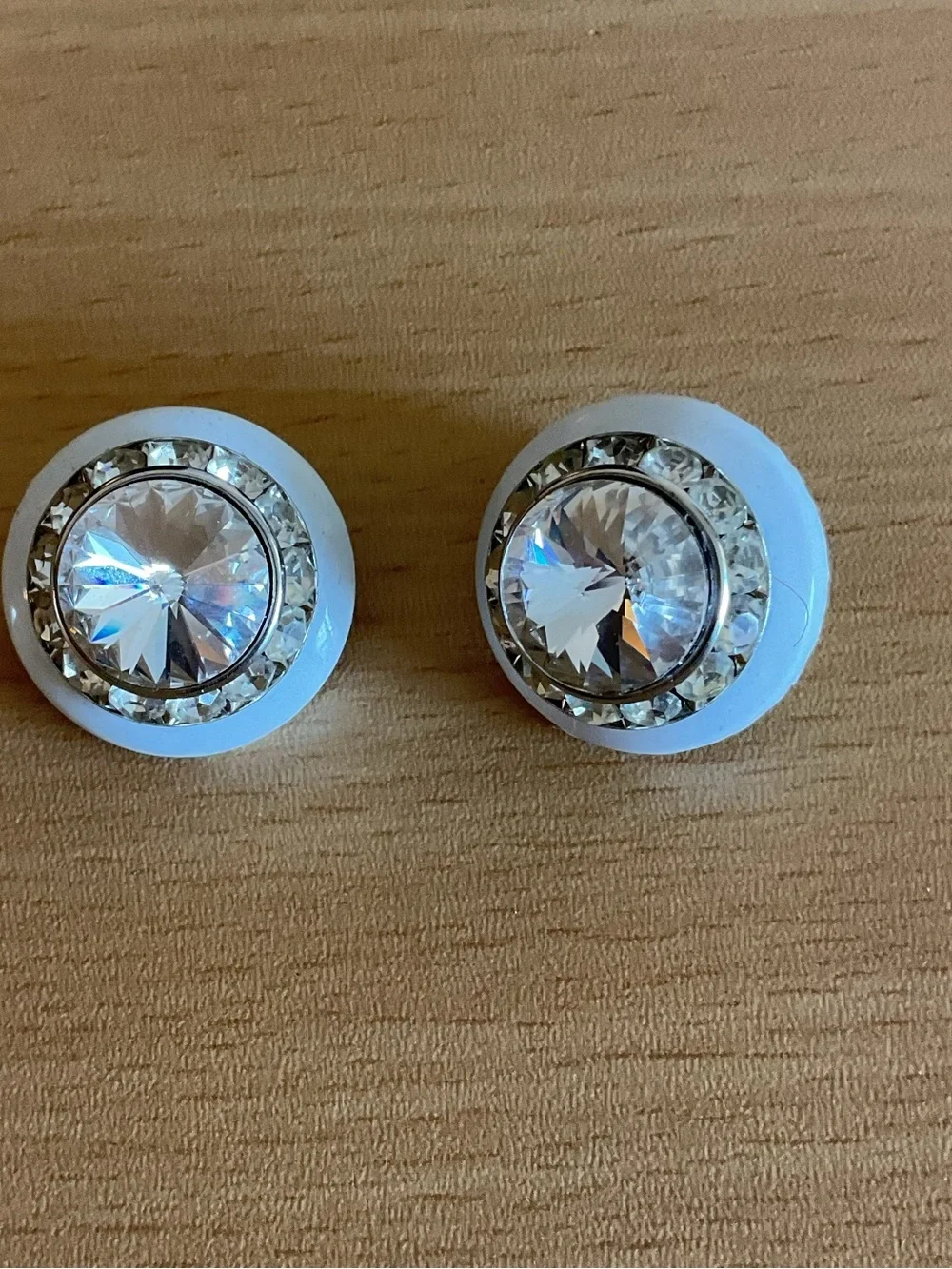 N/A white silver
